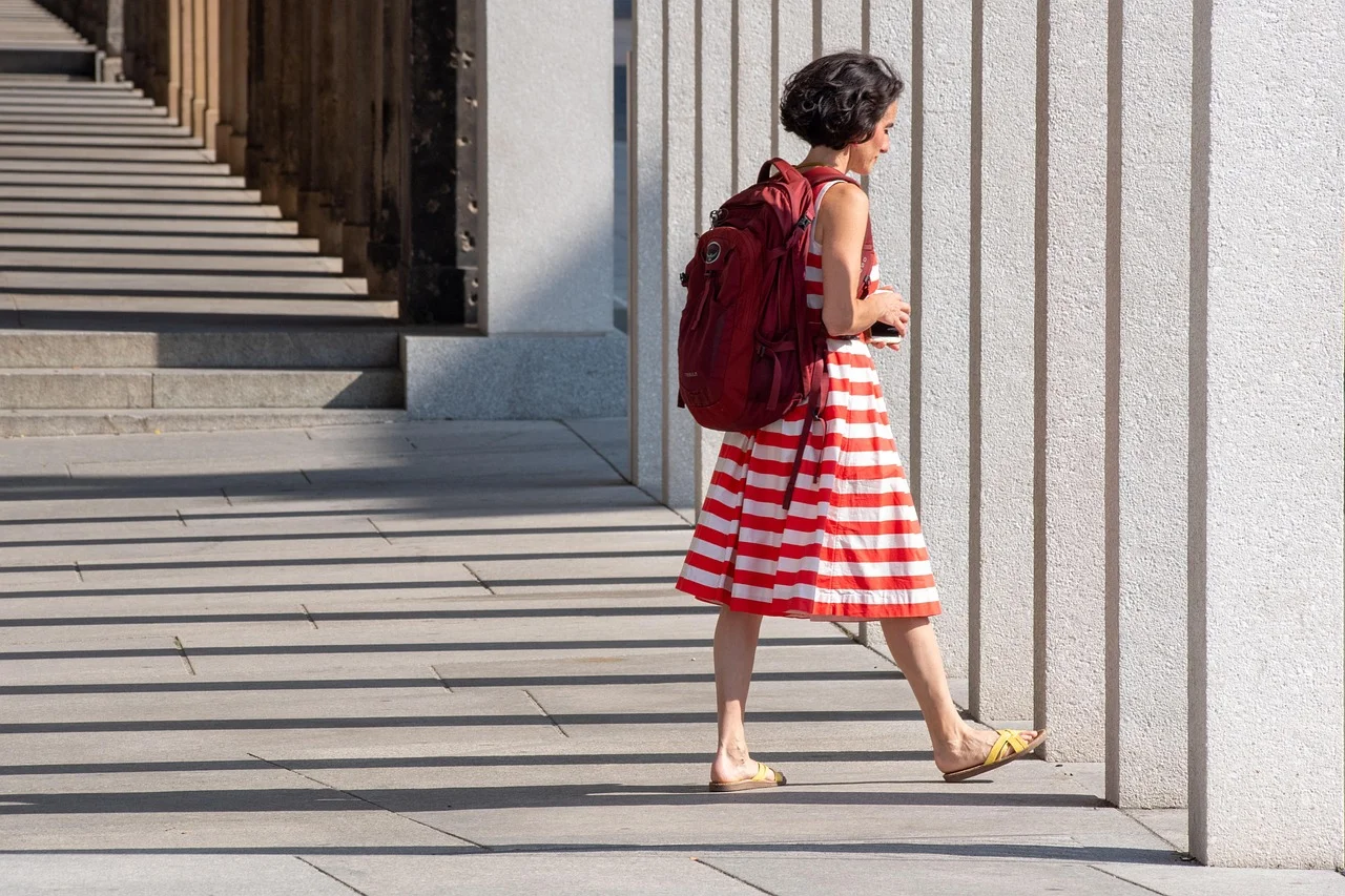 Stylizacje mamy na komunię: gotowe zestawy z sukienką, żakietem i dodatkami