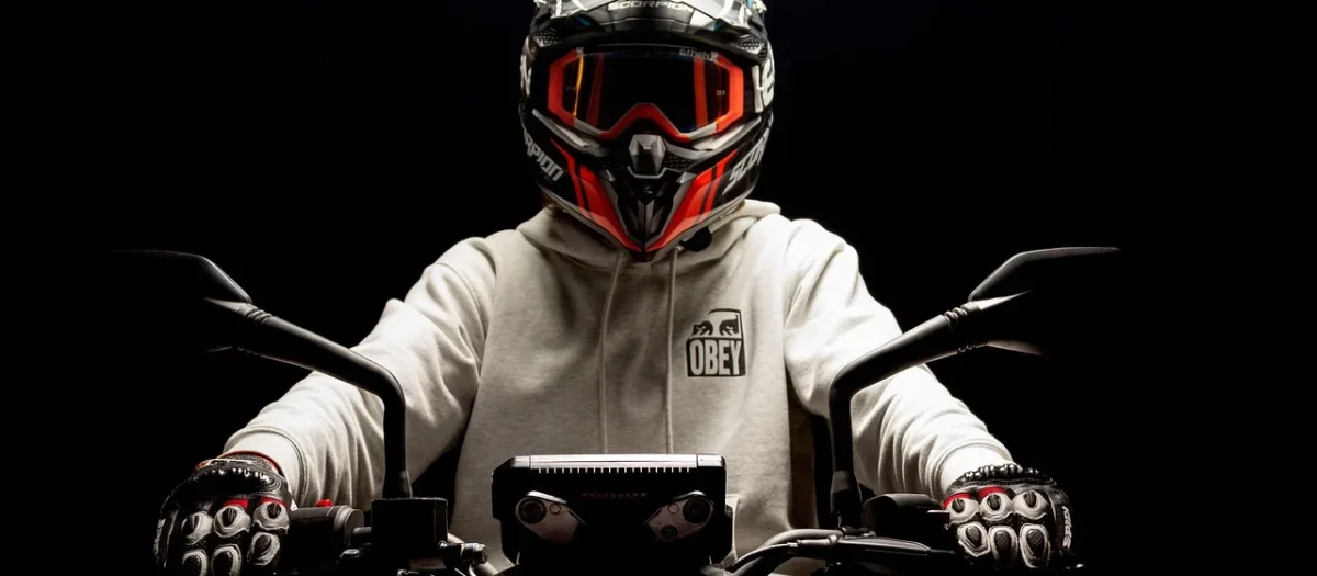 Jak wybrać odzież motocyklową: kurtka damska, jeansy z kevlaru i certyfikat CE EN 17092