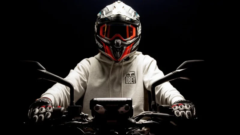 Jak wybrać odzież motocyklową: kurtka damska, jeansy z kevlaru i certyfikat CE EN 17092